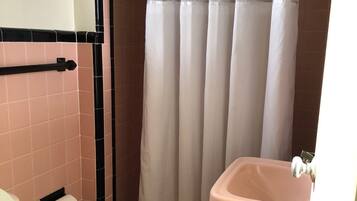 Habitación estándar, 2 camas dobles, no fumadores | Baño | Toallas