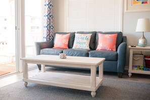 Älytelevisio, takka, pöytätennispöytä