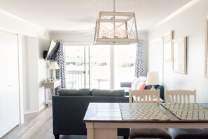 Älytelevisio, takka, pöytätennispöytä