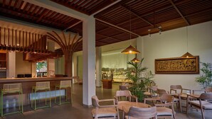 Ein modernes Interieur mit Bar, Sitzgelegenheiten und einem großen Wandbild.