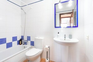 浴缸、吹风机、毛巾