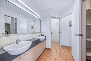 Hair dryer, soap, shampoo, toilet paper - Spa Haven 17A - Ocean View | WiFi | Pool (Airlie Beach)