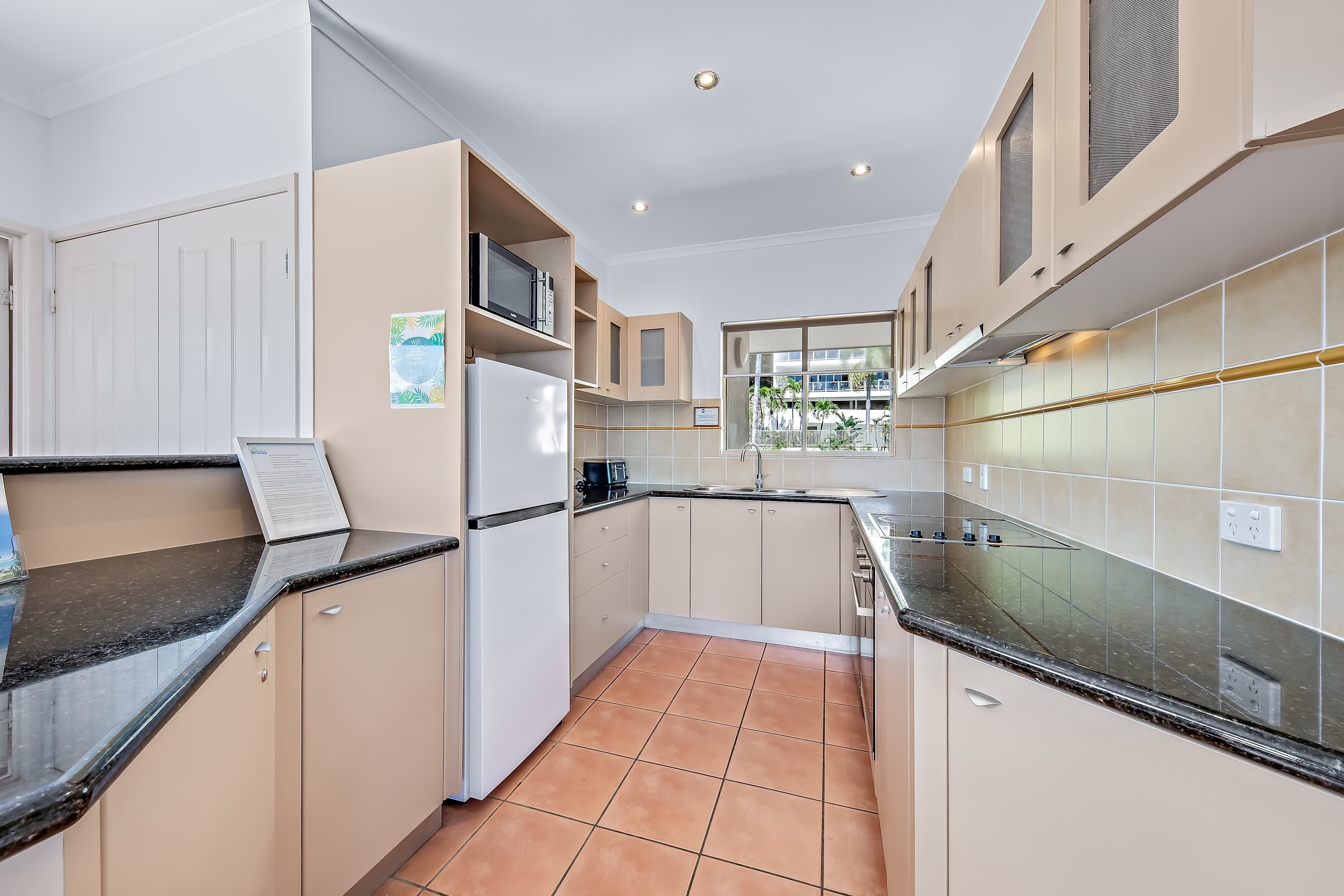 Kjøleskap, mikrobølgeovn, ovn og kokeplater