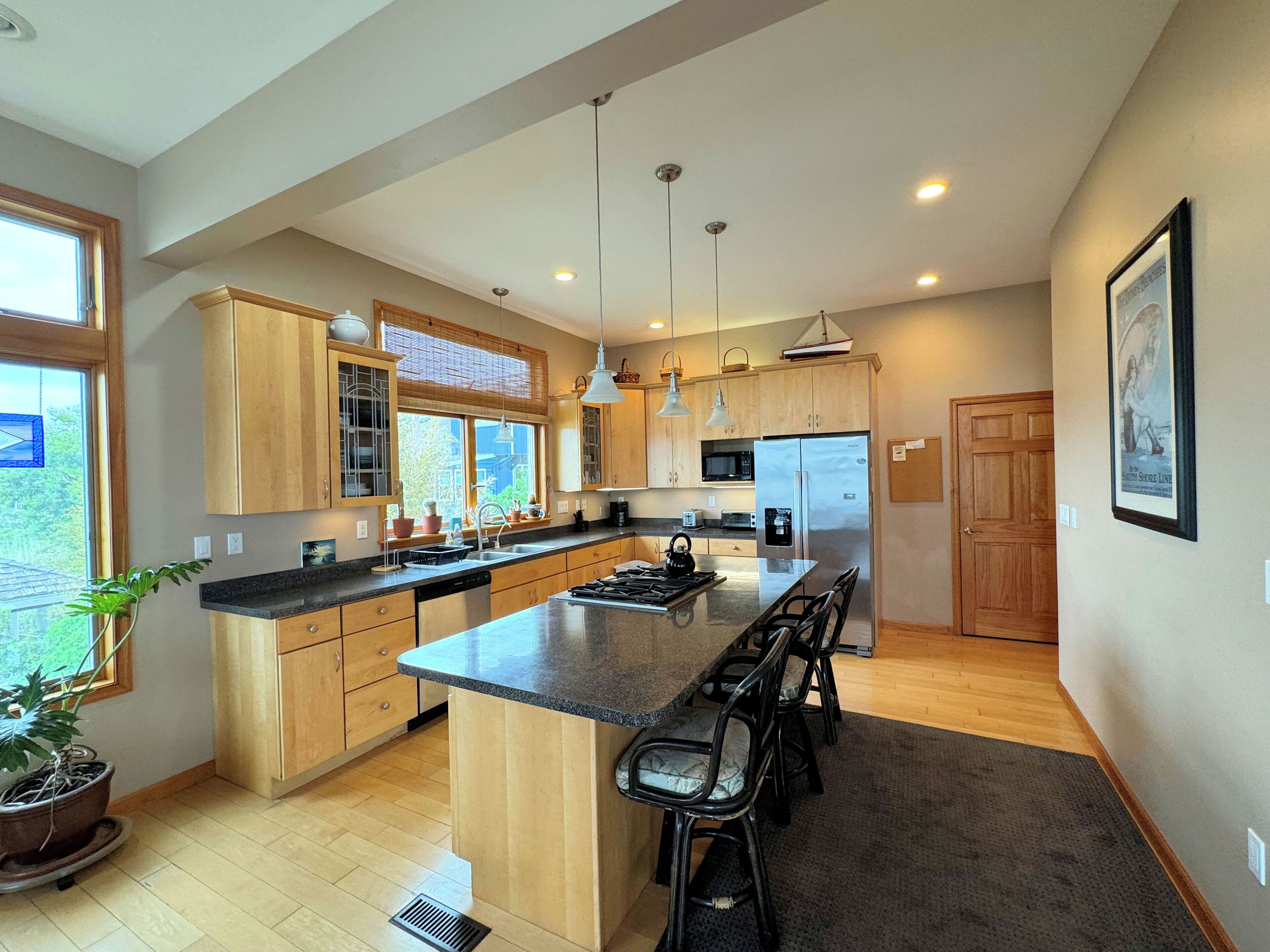 Réfrigérateur, micro-ondes, lave-vaisselle, cafetière/bouilloire