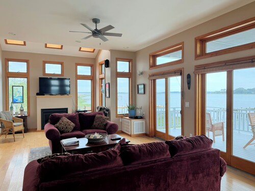 Sunrise Over Little Oyster Bay - 4BR Waterfront home with decks & pier.