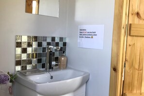 小屋 | 浴室 | 淋浴設備、免費盥洗用品、吹風機、毛巾