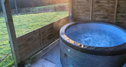 Shepherds Hut-1 Bed-hot Tub -views