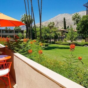 Outdoor dining - Mid-Century Modern Desert Escape (Palm Springs)