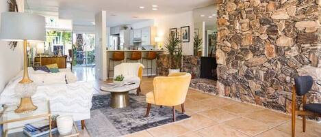 TV, caminetto, studio