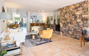 Fernseher, Kamin, Arbeitsbereiche