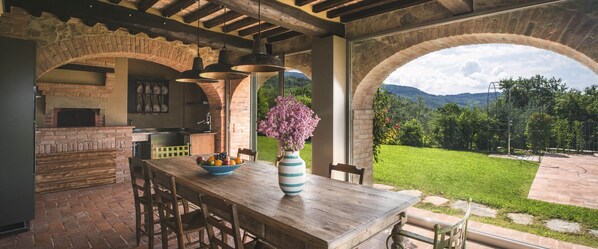 تناول الطعام بالخارج