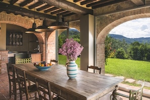 تناول الطعام بالخارج