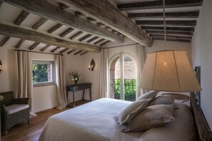 5 slaapkamers, een strijkplank/strijkijzer, wifi, beddengoed