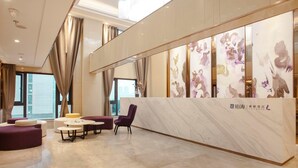 A modern hotel lobby with a reception desk, seating area, and large windows. - Lavande Hotel Chongqing Jinkai Avenue Aegean Sea Shopping Park (Chongqing)
