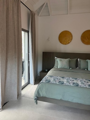 1 habitación, caja de seguridad en la habitación y escritorio