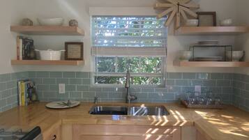 Een koelkast, een microgolfoven, een kookplaat