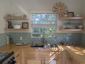 Réfrigérateur, micro-ondes, plaque de cuisson, cafetiÚre/bouilloire