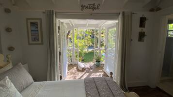 1 slaapkamer, een kluis op de kamer, een bureau