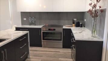 Frigorífic, microones, forn i placa de cuina