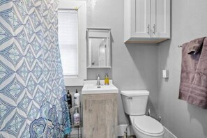 Hair dryer - Comfortable stay in historic Sherman Hill-3 (Des Moines)