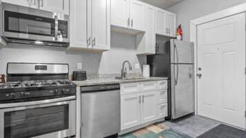 Réfrigérateur, four à micro-ondes, un four, surface de cuisson