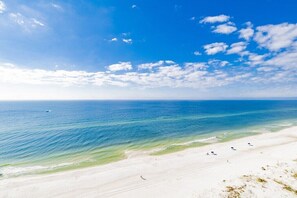På stranden