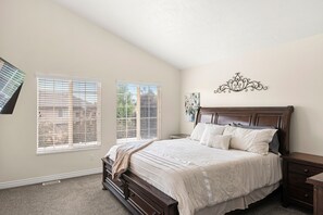 5 bedrooms, iron/ironing board, travel crib, free WiFi - Mountain Views Family Home, Retreat and Relax (Ogden)