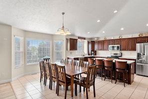 Fridge, microwave, oven, stovetop - Mountain Views Family Home, Retreat and Relax (Ogden)