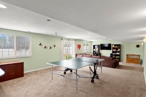 Game room - Mountain Views Family Home, Retreat and Relax (Ogden)