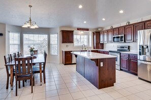 Fridge, microwave, oven, stovetop - Mountain Views Family Home, Retreat and Relax (Ogden)