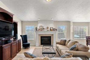 TV connectée, cheminée, jeux vidéo, table de tennis de table