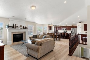 TV connectée, cheminée, jeux vidéo, table de tennis de table