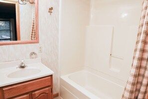 Combined shower/tub, hair dryer, towels
