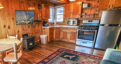Cabin with Mountain View from Personal Hot Tub