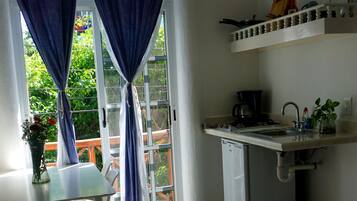 Departamento familiar, 2 habitaciones | Área de sala de estar | Televisión de 32 pulgadas con canales por cable