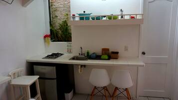 Estudio, 2 camas individuales | Cocina privada | Refrigerador con congelador, parrilla de estufa y utensilios de cocina