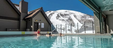 Piscine couverte, piscine extérieure