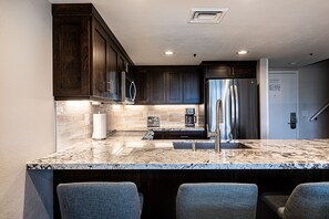 ثلاجة، ميكروويف، فرن، موقد طهي مسطح