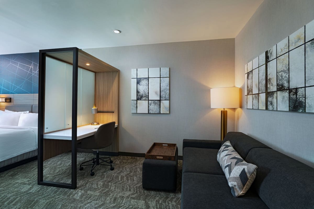 Hypo-allergenic bedding, minibar, desk, laptop workspace