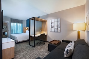 Hypo-allergenic bedding, minibar, desk, laptop workspace