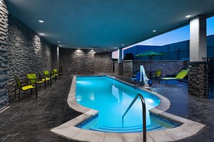 Una piscina al aire libre de temporada, sillones reclinables de piscina
