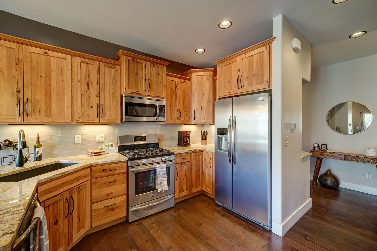 River Retreat & Decked Out | Walk to town | 3BD