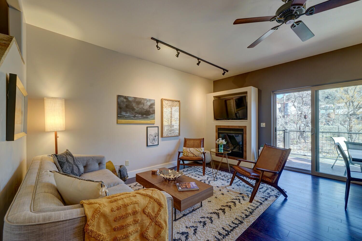 River Retreat & Decked Out | Walk to town | 3BD