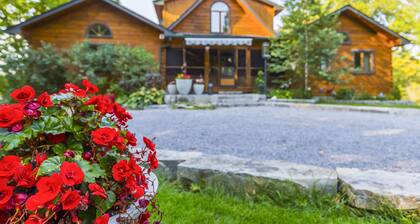 Luxury Lake Log Cottage With Hot Tub and Fire Place