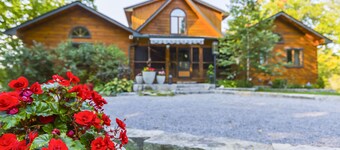 Luxury Lake Log Cottage With Hot Tub and Fire Place