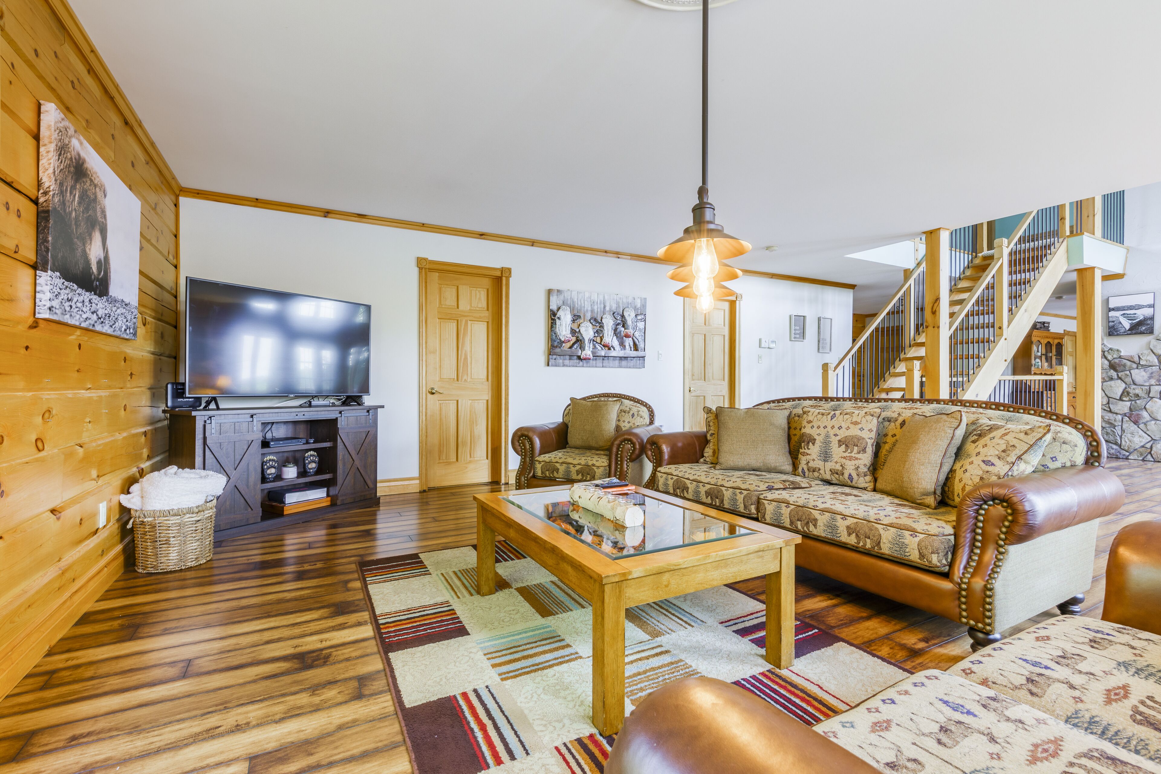 Luxury Lake Log Cottage With Hot Tub and Fire Place 