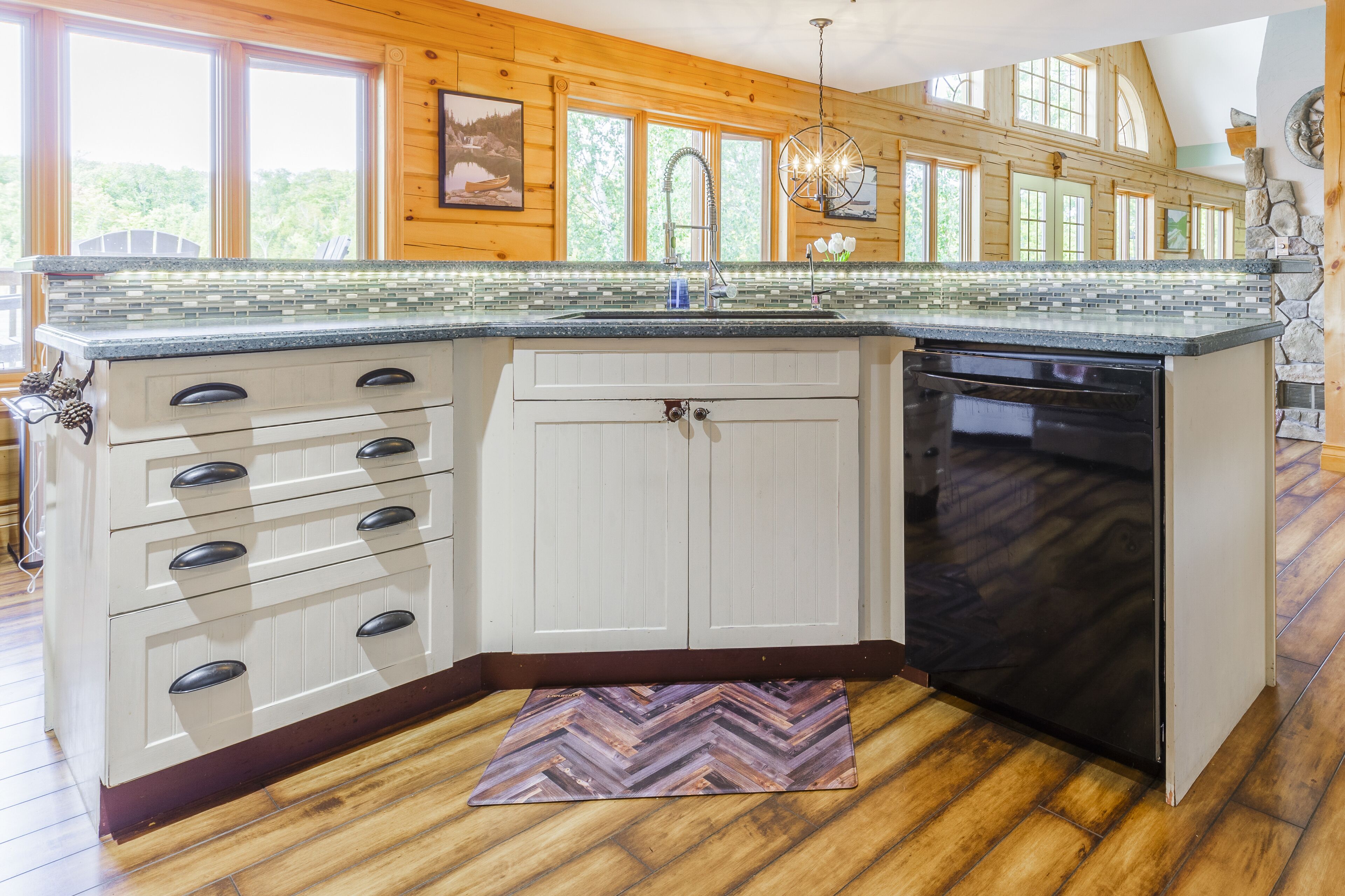 Luxury Lake Log Cottage With Hot Tub and Fire Place 