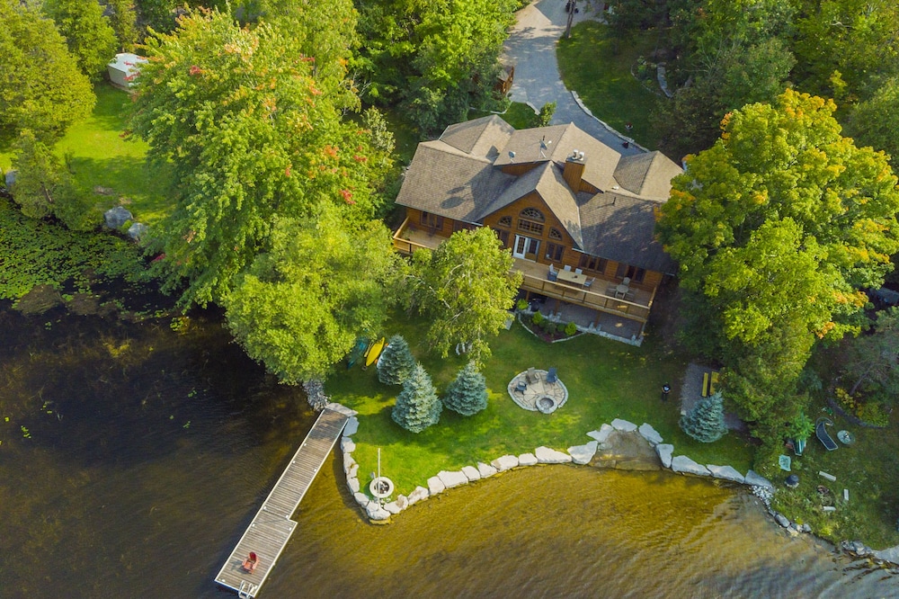 Luxury Lake Log Cottage With Hot Tub and Fire Place
