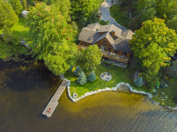 Exterior - Luxury Lake Log Cottage With Hot Tub and Fire Place  (Trent Lakes)