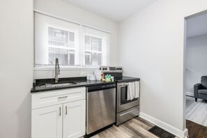 Fridge, oven, stovetop, dishwasher